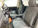 運転席と助手席にシートヒーターを装備。スイッチ操作で座面をじんわりと温め、寒い日も快適に過ごせます。冬の通勤やお出かけ時にうれしい装備で、体を冷やさずリラックスしてドライブを楽しめます。