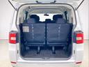 ３列シート使用時でも荷物スペースを確保。日常の買い物やレジャー用品の積み込みにも対応できます。バックドアは上方向に大きく開くタイプで、荷物の出し入れがしやすく、雨の日の積み込み時にも便利です。