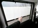 後席ウインドウにはロールサンシェードを装備。日差しをやわらげて車内の温度上昇を抑え、プライバシーも確保します。引き上げて掛けるだけの簡単操作で、お子様や同乗者にも快適な後席空間を保てる便利な装備。