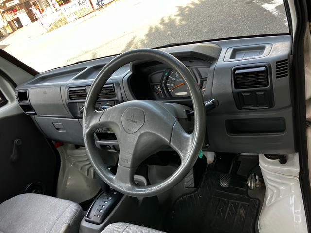 ミニキャブトラック 4WD オートマ エアコン パワーステアリング 荷台マット付き 作業灯 運転席・助手席エアバック 三方開(4枚目)