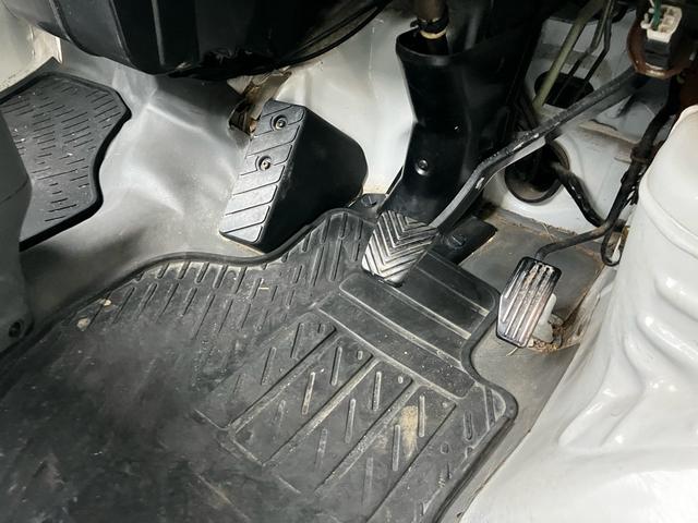 ミニキャブトラック 4WD オートマ エアコン パワーステアリング 荷台マット付き 作業灯 運転席・助手席エアバック 三方開(41枚目)