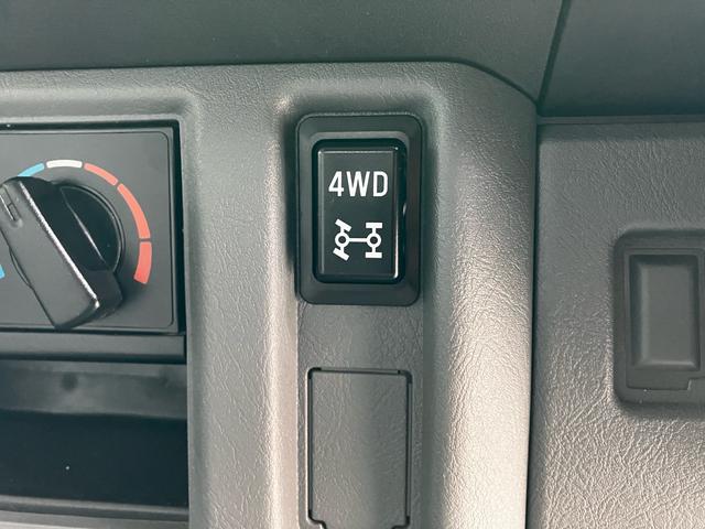 ＮＶ１００クリッパーバン ＤＸ　４ＷＤ　オートマ　ルーフキャリア　ＬＥＤヘッドライト　ＡＷ１２インチ　ＡＭ／ＦＭラジオ　両側スライドドア　エアコン　パワーステアリング　運転席・助手席エアバック（6枚目）