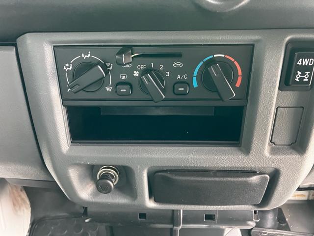 ＮＶ１００クリッパーバン ＤＸ　４ＷＤ　オートマ　ルーフキャリア　ＬＥＤヘッドライト　ＡＷ１２インチ　ＡＭ／ＦＭラジオ　両側スライドドア　エアコン　パワーステアリング　運転席・助手席エアバック（8枚目）