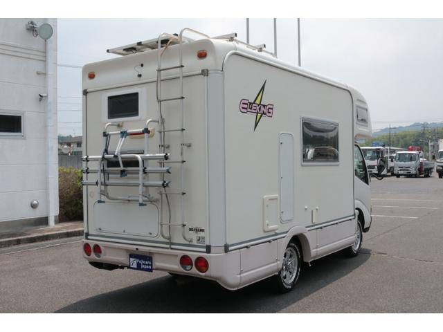 カムロード デルタリンク　エレキング　４ＷＤ　シングルサブバッテリー　３００ｗインバーター　コンバーター　外部電源　発電機　ルーフエアコン　ルーフベント　レンジフード　電子レンジ　１５インチテレビ　ＦＦヒーター　冷蔵庫　サイドオーニング（3枚目）