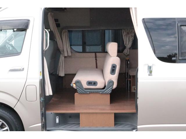 ハイエースバン テッツＲＶ　オリジナルキャンパー　ツインサブバッテリー　走行充電　１５００Ｗインバーター　コンバーター　外部電源　ルーフベント　電子レンジ　テレビ　ＦＦヒーター　メモリーカーナビ　ドライブレコーダー　ＥＴＣ　記録簿５枚（4枚目）