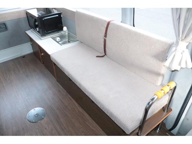 ハイエースバン テッツＲＶ　オリジナルキャンパー　ツインサブバッテリー　走行充電　１５００Ｗインバーター　コンバーター　外部電源　ルーフベント　電子レンジ　テレビ　ＦＦヒーター　メモリーカーナビ　ドライブレコーダー　ＥＴＣ　記録簿５枚（8枚目）