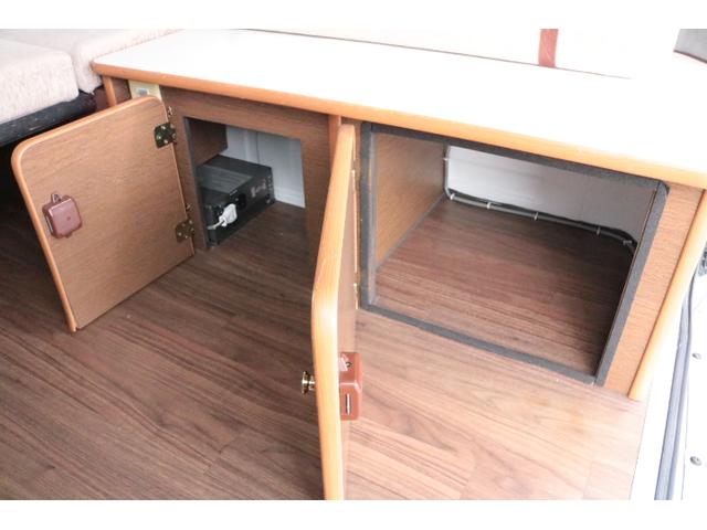ハイエースバン テッツＲＶ　オリジナルキャンパー　ツインサブバッテリー　走行充電　１５００Ｗインバーター　コンバーター　外部電源　ルーフベント　電子レンジ　テレビ　ＦＦヒーター　メモリーカーナビ　ドライブレコーダー　ＥＴＣ　記録簿５枚（17枚目）