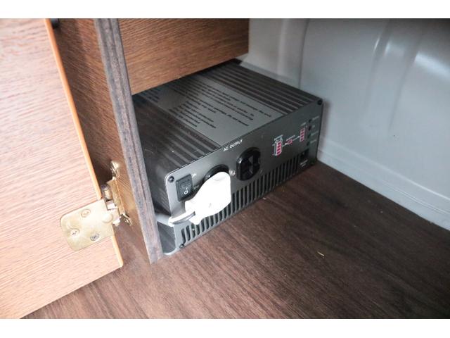 ハイエースバン テッツＲＶ　オリジナルキャンパー　ツインサブバッテリー　走行充電　１５００Ｗインバーター　コンバーター　外部電源　ルーフベント　電子レンジ　テレビ　ＦＦヒーター　メモリーカーナビ　ドライブレコーダー　ＥＴＣ　記録簿５枚（18枚目）