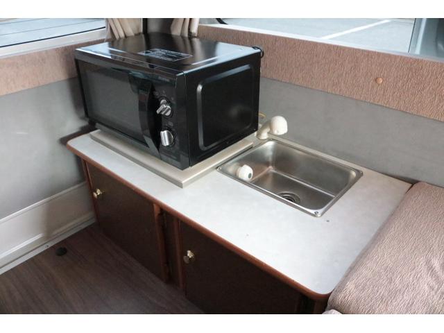 ハイエースバン テッツＲＶ　オリジナルキャンパー　ツインサブバッテリー　走行充電　１５００Ｗインバーター　コンバーター　外部電源　ルーフベント　電子レンジ　テレビ　ＦＦヒーター　メモリーカーナビ　ドライブレコーダー　ＥＴＣ　記録簿５枚（19枚目）