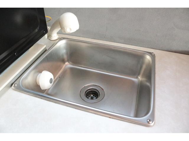 ハイエースバン テッツＲＶ　オリジナルキャンパー　ツインサブバッテリー　走行充電　１５００Ｗインバーター　コンバーター　外部電源　ルーフベント　電子レンジ　テレビ　ＦＦヒーター　メモリーカーナビ　ドライブレコーダー　ＥＴＣ　記録簿５枚（20枚目）