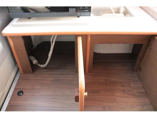 ハイエースバン テッツＲＶ　オリジナルキャンパー　ツインサブバッテリー　走行充電　１５００Ｗインバーター　コンバーター　外部電源　ルーフベント　電子レンジ　テレビ　ＦＦヒーター　メモリーカーナビ　ドライブレコーダー　ＥＴＣ　記録簿５枚（22枚目）