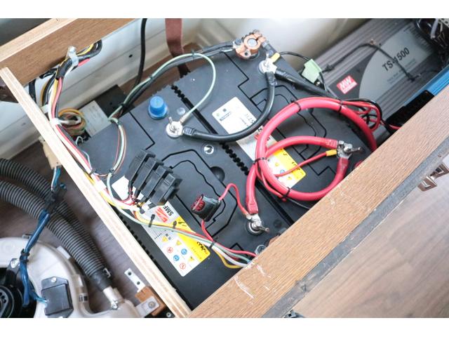 ハイエースバン テッツＲＶ　オリジナルキャンパー　ツインサブバッテリー　走行充電　１５００Ｗインバーター　コンバーター　外部電源　ルーフベント　電子レンジ　テレビ　ＦＦヒーター　メモリーカーナビ　ドライブレコーダー　ＥＴＣ　記録簿５枚（24枚目）