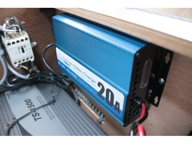 ハイエースバン テッツＲＶ　オリジナルキャンパー　ツインサブバッテリー　走行充電　１５００Ｗインバーター　コンバーター　外部電源　ルーフベント　電子レンジ　テレビ　ＦＦヒーター　メモリーカーナビ　ドライブレコーダー　ＥＴＣ　記録簿５枚（25枚目）