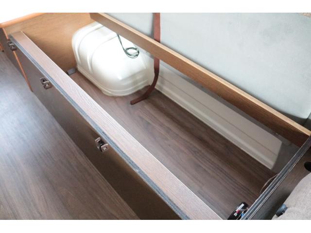 ハイエースバン テッツＲＶ　オリジナルキャンパー　ツインサブバッテリー　走行充電　１５００Ｗインバーター　コンバーター　外部電源　ルーフベント　電子レンジ　テレビ　ＦＦヒーター　メモリーカーナビ　ドライブレコーダー　ＥＴＣ　記録簿５枚（26枚目）