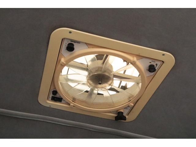 ハイエースバン テッツＲＶ　オリジナルキャンパー　ツインサブバッテリー　走行充電　１５００Ｗインバーター　コンバーター　外部電源　ルーフベント　電子レンジ　テレビ　ＦＦヒーター　メモリーカーナビ　ドライブレコーダー　ＥＴＣ　記録簿５枚（27枚目）