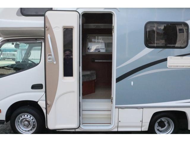 カムロード ナッツRV クレア5.3X ワンオーナー トリプルサブバッテリー 走行充電 1500Wインバーター 外部電源 家庭用エアコン ルーフベント ソーラーパネル2枚 冷蔵庫 電子レンジ 19インチテレビ FFヒーター サイドオーニング(4枚目)