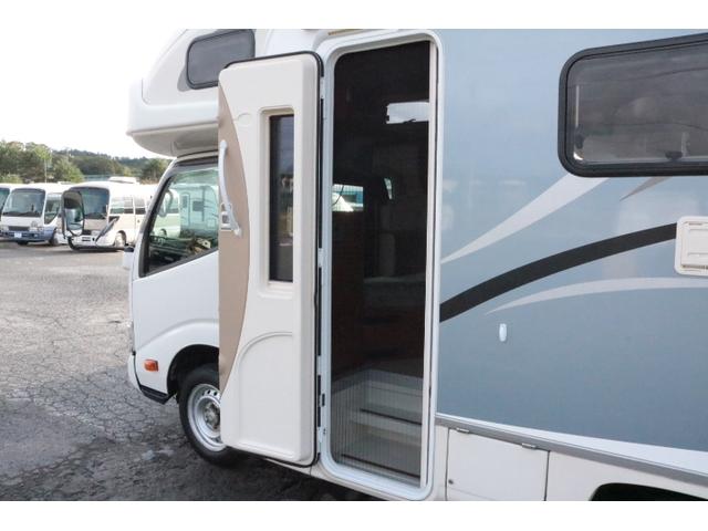カムロード ナッツRV クレア5.3X ワンオーナー トリプルサブバッテリー 走行充電 1500Wインバーター 外部電源 家庭用エアコン ルーフベント ソーラーパネル2枚 冷蔵庫 電子レンジ 19インチテレビ FFヒーター サイドオーニング(5枚目)