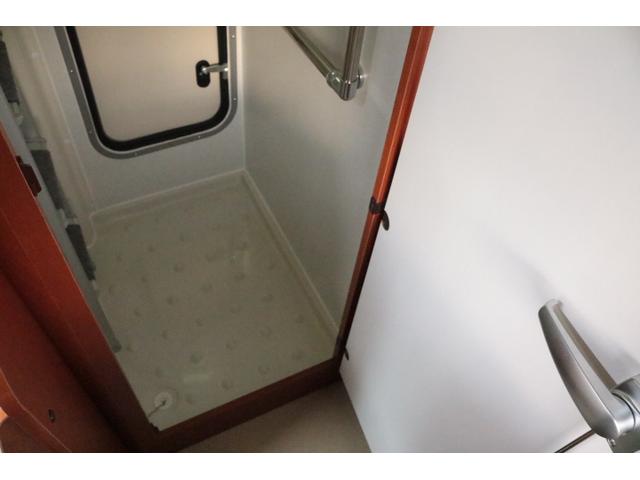 カムロード ナッツRV クレア5.3X ワンオーナー トリプルサブバッテリー 走行充電 1500Wインバーター 外部電源 家庭用エアコン ルーフベント ソーラーパネル2枚 冷蔵庫 電子レンジ 19インチテレビ FFヒーター サイドオーニング(25枚目)