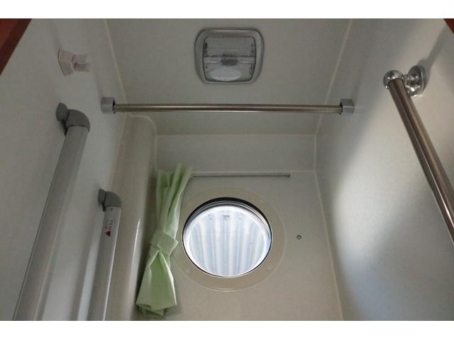 カムロード ナッツRV クレア5.3X ワンオーナー トリプルサブバッテリー 走行充電 1500Wインバーター 外部電源 家庭用エアコン ルーフベント ソーラーパネル2枚 冷蔵庫 電子レンジ 19インチテレビ FFヒーター サイドオーニング(26枚目)