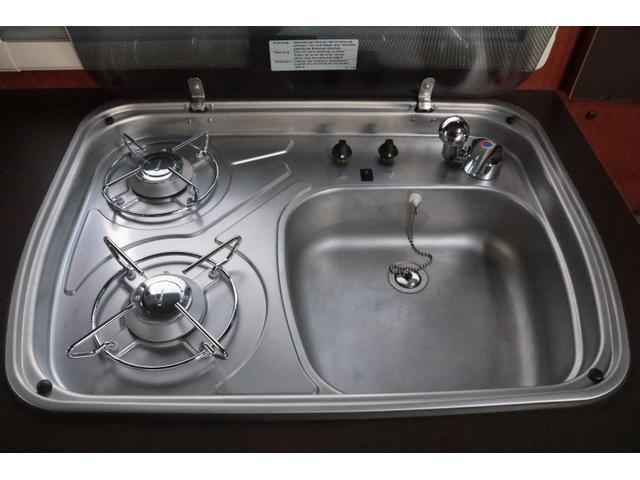 カムロード ナッツRV クレア5.3X ワンオーナー トリプルサブバッテリー 走行充電 1500Wインバーター 外部電源 家庭用エアコン ルーフベント ソーラーパネル2枚 冷蔵庫 電子レンジ 19インチテレビ FFヒーター サイドオーニング(30枚目)