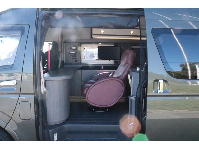 ハイエースバン キャンパー鹿児島 ボス ツインサブバッテリー 走行充電 1500Wインバーター コンバーター 外部電源 ルーフベント ソーラーパネル1枚 冷蔵庫 19インチテレビ ランチョショック FFヒーター(4枚目)