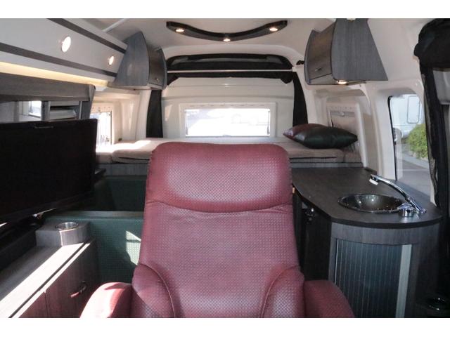 ハイエースバン キャンパー鹿児島 ボス ツインサブバッテリー 走行充電 1500Wインバーター コンバーター 外部電源 ルーフベント ソーラーパネル1枚 冷蔵庫 19インチテレビ ランチョショック FFヒーター(5枚目)