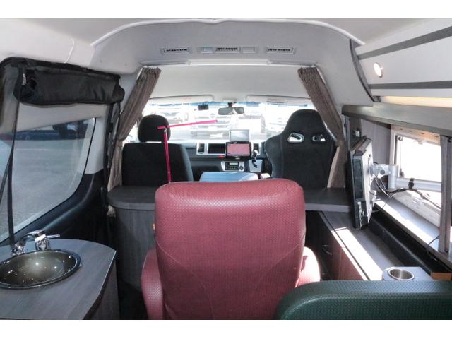 ハイエースバン キャンパー鹿児島 ボス ツインサブバッテリー 走行充電 1500Wインバーター コンバーター 外部電源 ルーフベント ソーラーパネル1枚 冷蔵庫 19インチテレビ ランチョショック FFヒーター(6枚目)