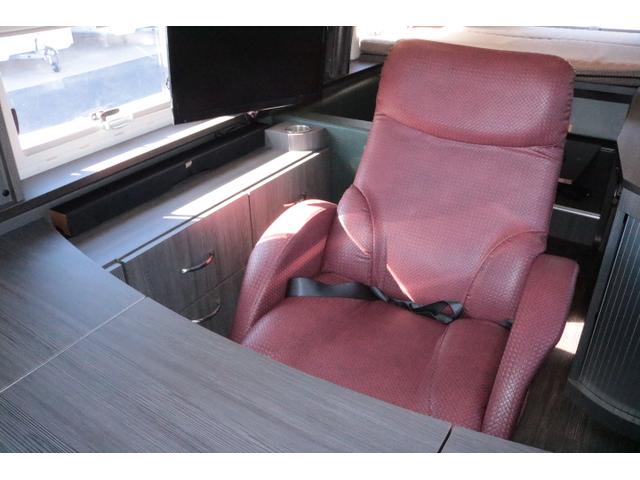 ハイエースバン キャンパー鹿児島 ボス ツインサブバッテリー 走行充電 1500Wインバーター コンバーター 外部電源 ルーフベント ソーラーパネル1枚 冷蔵庫 19インチテレビ ランチョショック FFヒーター(7枚目)