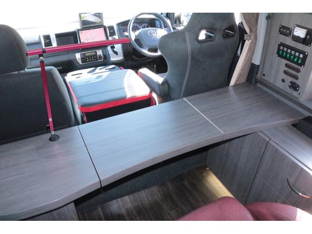 ハイエースバン キャンパー鹿児島 ボス ツインサブバッテリー 走行充電 1500Wインバーター コンバーター 外部電源 ルーフベント ソーラーパネル1枚 冷蔵庫 19インチテレビ ランチョショック FFヒーター(8枚目)