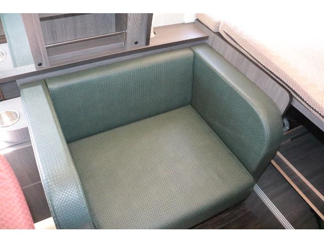 ハイエースバン キャンパー鹿児島 ボス ツインサブバッテリー 走行充電 1500Wインバーター コンバーター 外部電源 ルーフベント ソーラーパネル1枚 冷蔵庫 19インチテレビ ランチョショック FFヒーター(10枚目)