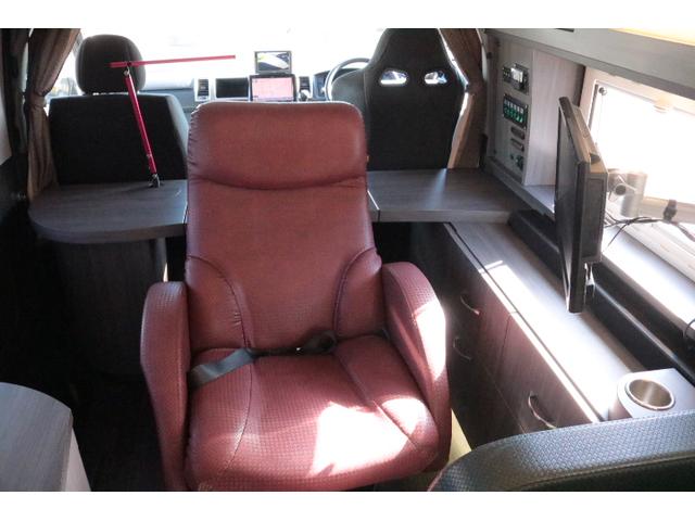 ハイエースバン キャンパー鹿児島 ボス ツインサブバッテリー 走行充電 1500Wインバーター コンバーター 外部電源 ルーフベント ソーラーパネル1枚 冷蔵庫 19インチテレビ ランチョショック FFヒーター(11枚目)