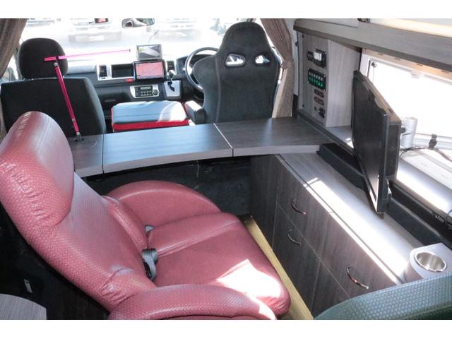 ハイエースバン キャンパー鹿児島 ボス ツインサブバッテリー 走行充電 1500Wインバーター コンバーター 外部電源 ルーフベント ソーラーパネル1枚 冷蔵庫 19インチテレビ ランチョショック FFヒーター(12枚目)