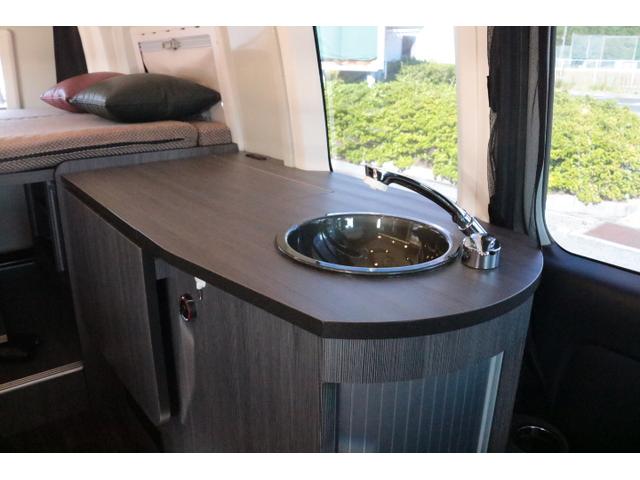 ハイエースバン キャンパー鹿児島 ボス ツインサブバッテリー 走行充電 1500Wインバーター コンバーター 外部電源 ルーフベント ソーラーパネル1枚 冷蔵庫 19インチテレビ ランチョショック FFヒーター(13枚目)