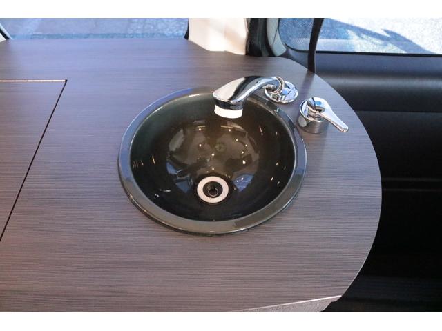 ハイエースバン キャンパー鹿児島 ボス ツインサブバッテリー 走行充電 1500Wインバーター コンバーター 外部電源 ルーフベント ソーラーパネル1枚 冷蔵庫 19インチテレビ ランチョショック FFヒーター(14枚目)