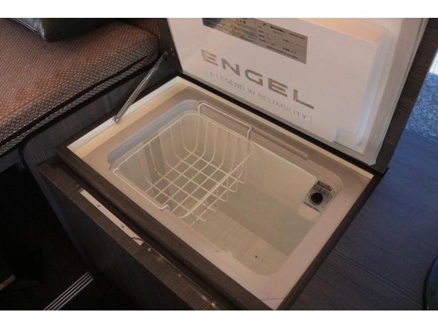 ハイエースバン キャンパー鹿児島 ボス ツインサブバッテリー 走行充電 1500Wインバーター コンバーター 外部電源 ルーフベント ソーラーパネル1枚 冷蔵庫 19インチテレビ ランチョショック FFヒーター(16枚目)