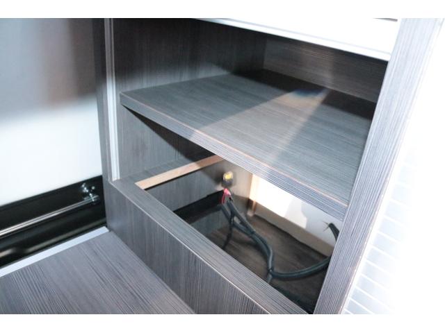 ハイエースバン キャンパー鹿児島 ボス ツインサブバッテリー 走行充電 1500Wインバーター コンバーター 外部電源 ルーフベント ソーラーパネル1枚 冷蔵庫 19インチテレビ ランチョショック FFヒーター(19枚目)