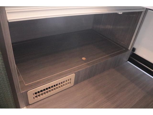 ハイエースバン キャンパー鹿児島 ボス ツインサブバッテリー 走行充電 1500Wインバーター コンバーター 外部電源 ルーフベント ソーラーパネル1枚 冷蔵庫 19インチテレビ ランチョショック FFヒーター(21枚目)