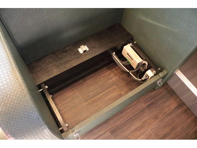 ハイエースバン キャンパー鹿児島 ボス ツインサブバッテリー 走行充電 1500Wインバーター コンバーター 外部電源 ルーフベント ソーラーパネル1枚 冷蔵庫 19インチテレビ ランチョショック FFヒーター(22枚目)