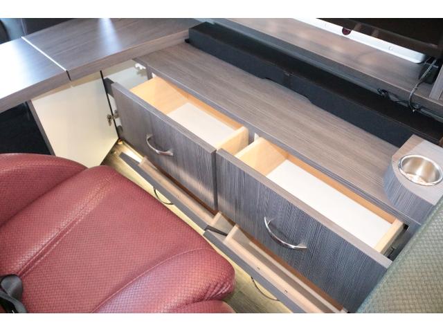 ハイエースバン キャンパー鹿児島 ボス ツインサブバッテリー 走行充電 1500Wインバーター コンバーター 外部電源 ルーフベント ソーラーパネル1枚 冷蔵庫 19インチテレビ ランチョショック FFヒーター(23枚目)