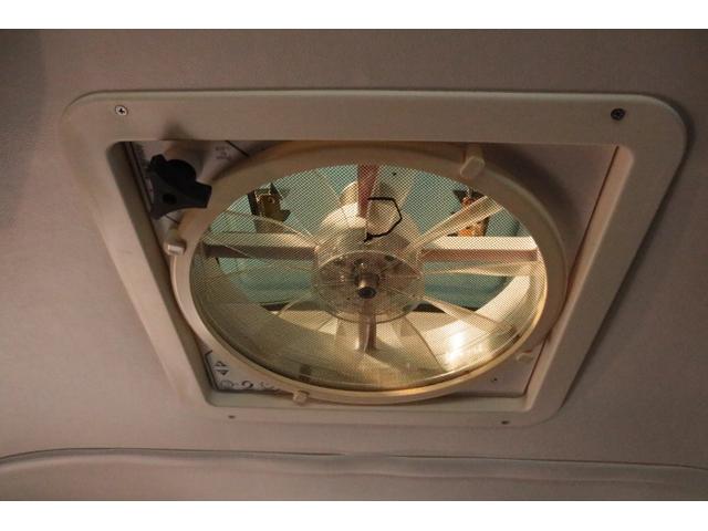 ハイエースバン キャンパー鹿児島 ボス ツインサブバッテリー 走行充電 1500Wインバーター コンバーター 外部電源 ルーフベント ソーラーパネル1枚 冷蔵庫 19インチテレビ ランチョショック FFヒーター(28枚目)