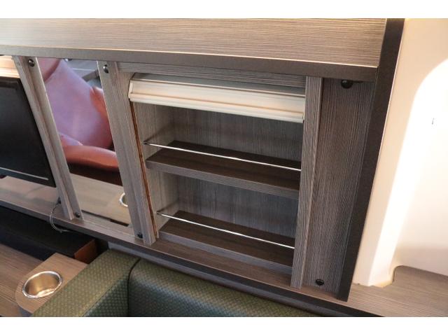 ハイエースバン キャンパー鹿児島 ボス ツインサブバッテリー 走行充電 1500Wインバーター コンバーター 外部電源 ルーフベント ソーラーパネル1枚 冷蔵庫 19インチテレビ ランチョショック FFヒーター(31枚目)