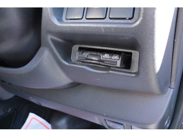 ハイエースバン キャンパー鹿児島 ボス ツインサブバッテリー 走行充電 1500Wインバーター コンバーター 外部電源 ルーフベント ソーラーパネル1枚 冷蔵庫 19インチテレビ ランチョショック FFヒーター(44枚目)