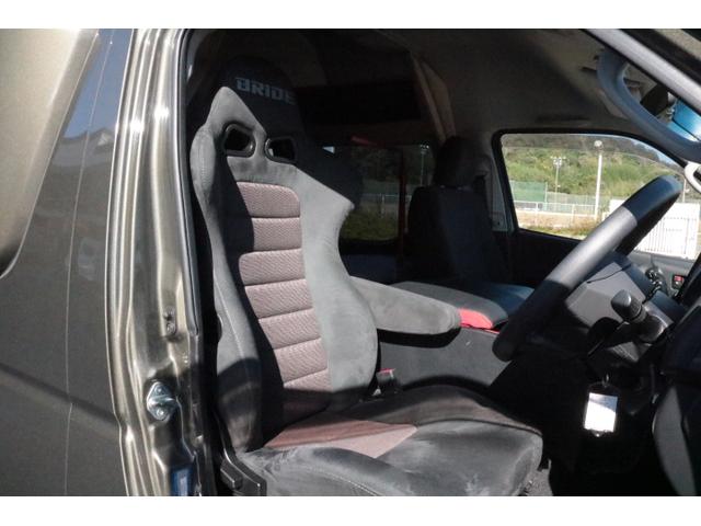 ハイエースバン キャンパー鹿児島 ボス ツインサブバッテリー 走行充電 1500Wインバーター コンバーター 外部電源 ルーフベント ソーラーパネル1枚 冷蔵庫 19インチテレビ ランチョショック FFヒーター(47枚目)