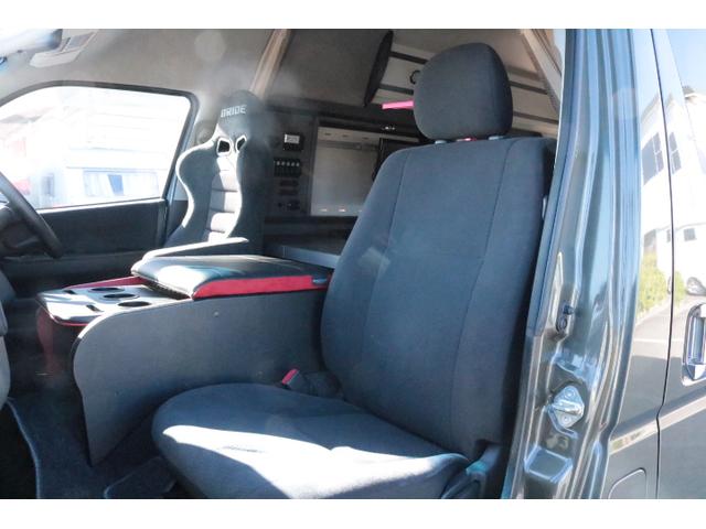 ハイエースバン キャンパー鹿児島 ボス ツインサブバッテリー 走行充電 1500Wインバーター コンバーター 外部電源 ルーフベント ソーラーパネル1枚 冷蔵庫 19インチテレビ ランチョショック FFヒーター(49枚目)