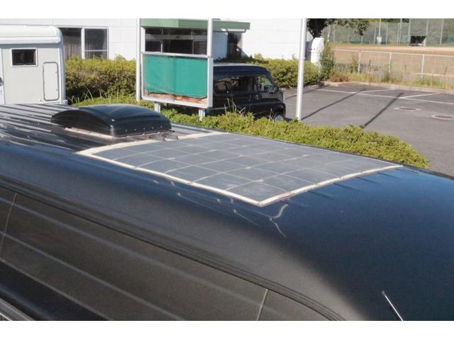 ハイエースバン キャンパー鹿児島 ボス ツインサブバッテリー 走行充電 1500Wインバーター コンバーター 外部電源 ルーフベント ソーラーパネル1枚 冷蔵庫 19インチテレビ ランチョショック FFヒーター(58枚目)