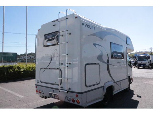 カムロード ナッツRVクレソンボヤージュエボライト トリプルサブバッテリー 家庭用エアコン 走行充電 FFヒーター 1500Wインバーター コンバーター 外部電源 ルーフベント ソーラーパネル1枚 冷蔵庫 電子レンジ 19インチテレビ サイドオーニング(3枚目)