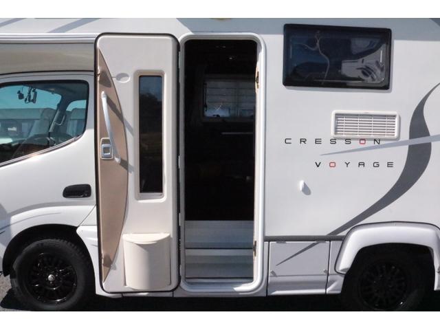 カムロード ナッツRVクレソンボヤージュエボライト トリプルサブバッテリー 家庭用エアコン 走行充電 FFヒーター 1500Wインバーター コンバーター 外部電源 ルーフベント ソーラーパネル1枚 冷蔵庫 電子レンジ 19インチテレビ サイドオーニング(4枚目)