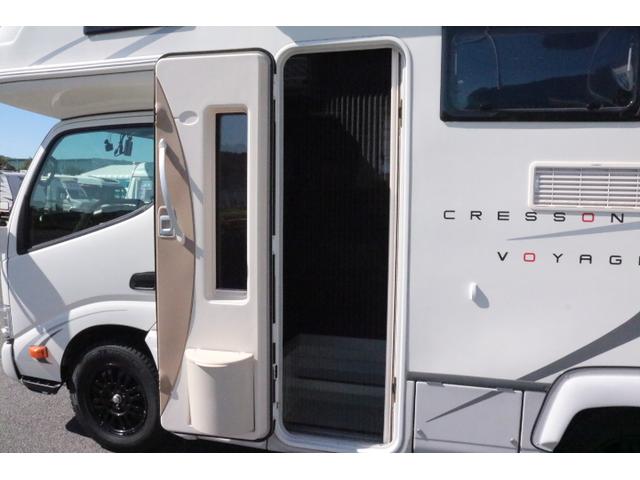 カムロード ナッツRVクレソンボヤージュエボライト トリプルサブバッテリー 家庭用エアコン 走行充電 FFヒーター 1500Wインバーター コンバーター 外部電源 ルーフベント ソーラーパネル1枚 冷蔵庫 電子レンジ 19インチテレビ サイドオーニング(5枚目)