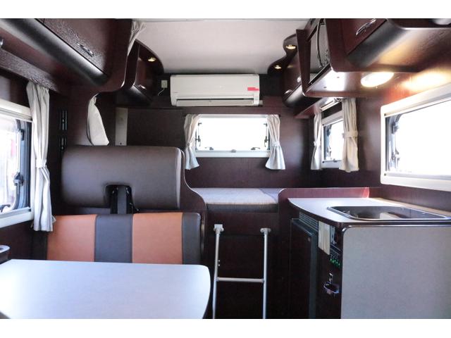 カムロード ナッツRVクレソンボヤージュエボライト トリプルサブバッテリー 家庭用エアコン 走行充電 FFヒーター 1500Wインバーター コンバーター 外部電源 ルーフベント ソーラーパネル1枚 冷蔵庫 電子レンジ 19インチテレビ サイドオーニング(6枚目)