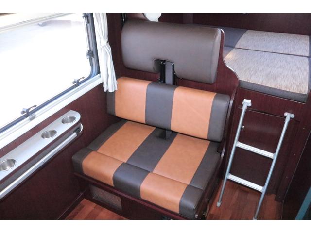 カムロード ナッツRVクレソンボヤージュエボライト トリプルサブバッテリー 家庭用エアコン 走行充電 FFヒーター 1500Wインバーター コンバーター 外部電源 ルーフベント ソーラーパネル1枚 冷蔵庫 電子レンジ 19インチテレビ サイドオーニング(10枚目)